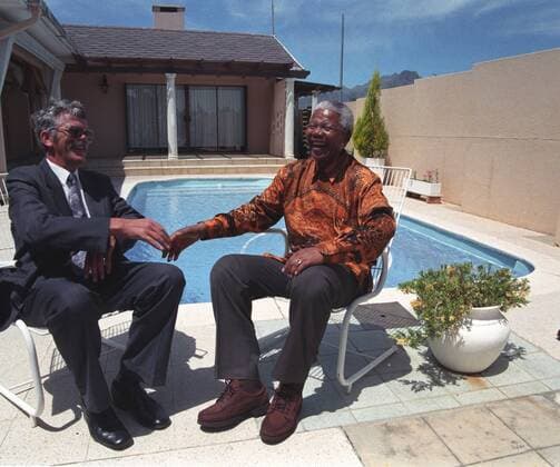 IMAGO History, Ende der Apartheid in Südafrika: 1990-1994 Nelson Mandela (R) at Victor Verster prison CAPE TOWN, SOUTH AFRICA: Nelson Mandela revisits the Victor Verster prison outside Paarl and meets with Jack Swart, his former warder. Swart was Mandela s driver on Robben Island as well as his cook at Pollsmoor Prison. No date available. ( Gallo999177
