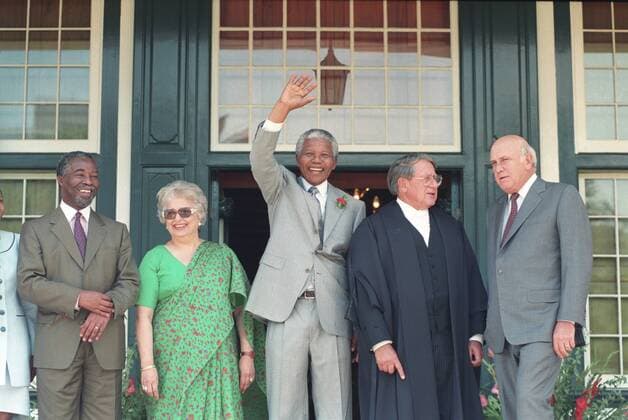 IMAGO History, Ende der Apartheid in Südafrika: 1990-1994 Opening of SA s first democratic parliament CAPE TOWN, SOUTH AFRICA - 1994: President Nelson Mandela (C) at the opening of the historic first session of the democratic parliament in 1994, outside Tuynhuis. President Nelson Mandela with, from left to right, Deputy President Thabo Mbeki, Speaker Frene Ginwala, Kobus Coetzee and Deputy President Frederik Willem (F.W., FW) De Klerk. ( Gallo0005765