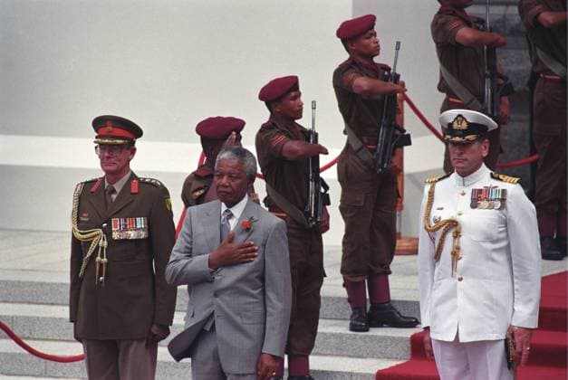 IMAGO History, Ende der Apartheid in Südafrika: 1990-1994 Opening of SA s first democratic parliament CAPE TOWN, SOUTH AFRICA - 1994: President Nelson Mandela takes the salute outside parliament at the historic first session of the democratic parliament in 1994. ( Gallo0005868