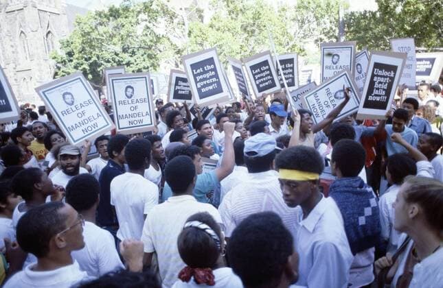 IMAGO History, Ende der Apartheid in Südafrika: 1990-1994 Mandela supporters outside prison CAPE TOWN, SOUTH AFRICA - 1989: Members of the Western Cape Traders Association gather at Greenmarket Square, Cape Town, calling for the release of struggle icon Nelson Mandela. Mandela spent the last two years of his 27 year imprisonment at Victor Verster Prison. ( Gallo0006854