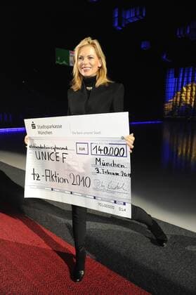 Nina Ruge mit einem Spendenscheck an UNICEF - Premiere der Show - Holiday on Ice. Tropicana - in der Olympiahalle in München