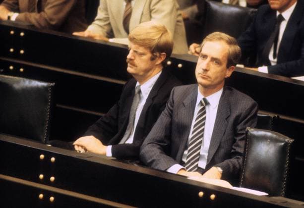 Manfred Lahnstein (li., Deutschland SPD) und Jürgen Schmude (SPD) im Bundestag in Bonn
