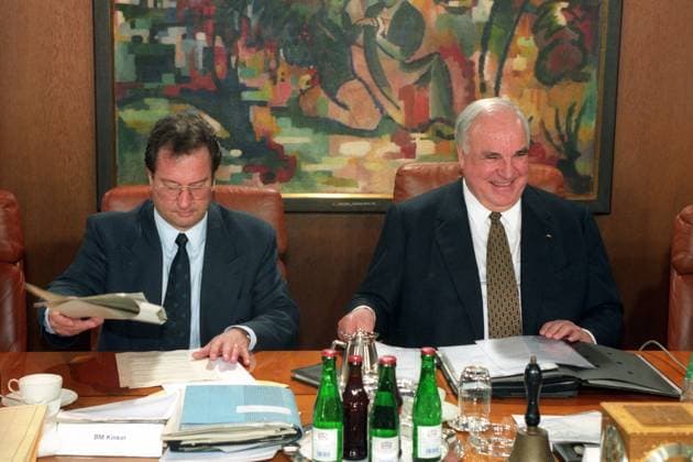 Außenminister Klaus Kinkel (li., Deutschland FDP) und Bundeskanzler Helmut Kohl (Deutschland CDU) während einer Kabinettssitzung in Bonn