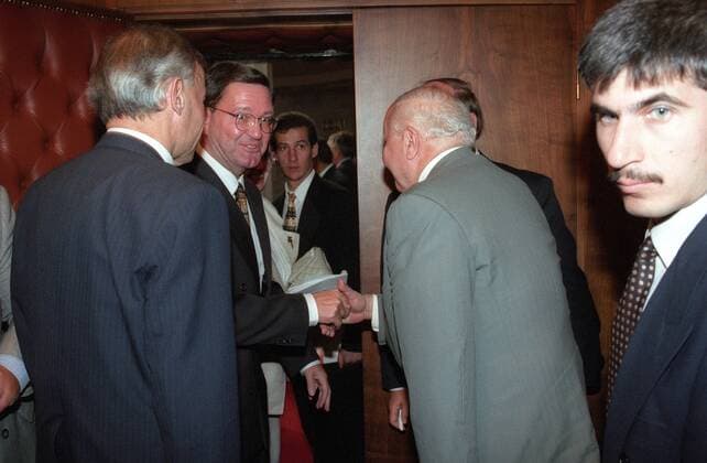 Ministerpräsident Necmettin Erbakan (Mitte re., Türkei) und Entwicklungshilfeminister Carl-Dieter Spranger (Mitte li., Deutschland CSU) während eines Treffens in Ankara