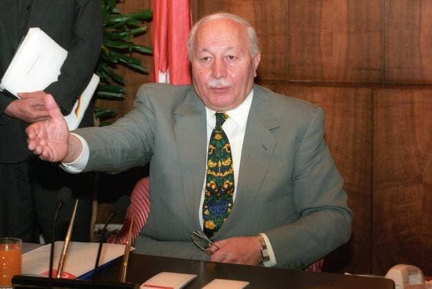 Ministerpräsident Necmettin Erbakan (Türkei) während eines Treffens mit deutschen Diplomaten in Ankara
