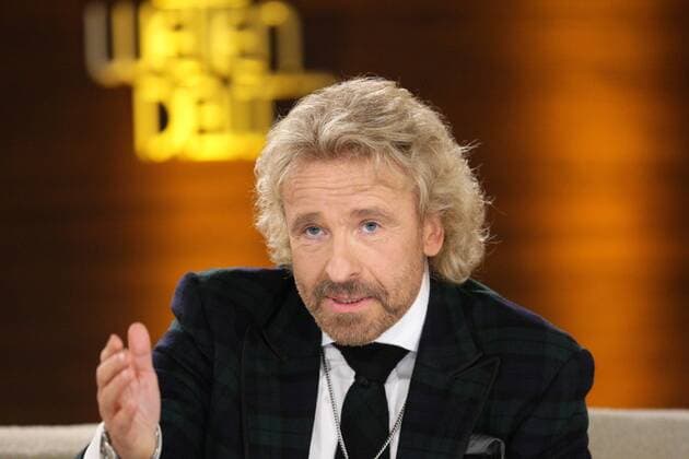 Moderator Thomas GOTTSCHALK verkündet seinen Rücktritt, Brustbild, Querformat; Wetten, dass...? aus Halle an der Saale am 12.02.2011; POOLFOTO! Fernsehshow, ZDF, dass ..?, Wetten, Talk auf der Couch, Unterhaltung, Fernsehen, Zweites Deutsches Fernsehen, Samstagabendshow, Hauptabendprogramm, Prime time, Samstagabendunterhaltung, Wettshow, TV, Deutschland, D, GER, Germany, Europa, Datenbank