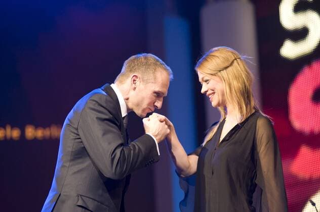 Shooting Stars Preisverleihung - Ralph Fiennes (Regisseur Director, Schauspieler Actor) als Mentor mit Laudatorin und Jurymitglied Heike Makatsch anlässlich der Internationalen Filmfestspiele Berlin 2011