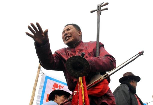 (110215) -- ZHENGZHOU, Feb. 15, 2011 (Xinhua) -- A storyteller gestures during an outdoor performance in Majie Village, Baofeng County, central China s Henan Province, Feb. 15, 2011. Folk artists nationwide took part in a gathering here Tuesday and displayed their skills on ballad-singing, storytelling and other forms of folk arts. (Xinhua Wang Song) (hdt) CHINA-HENAN-FOLK PERFORMANCE (CN) 
