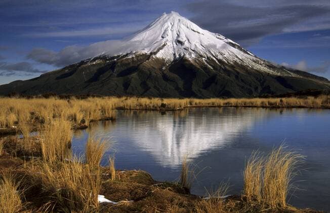 Spiegelung des Mt. Taranaki in den Pouakai Tarns, Taranaki, Mt. Egmont Nationalpark, Nordinsel, Neuseeland ibxkcl01826283