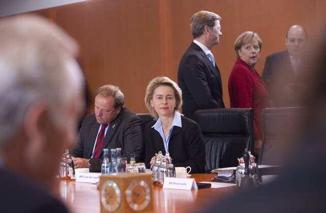 Deutschland, Berlin, Bundeskanzleramt, das Bundeskabinett hat sich in seiner 38. Sitzung unter anderem mit der nationalen Engagementstrategie befasst, Dirk Niebel (li.), Ursula von der Leyen (2.v.li.), Guido Westerwelle (3.v.re.), Angela Merkel (2.v.re.) und Steffen Kampeter, 06.10.2010