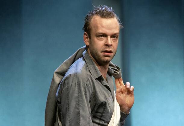 Gallinowski, Robert (Schauspieler). Hier: In Die Nacht kurz vor den Wäldern , Premiere am 15.03.2002 im Werkraum des Deutschen Theaters Berlin. ©xTheile drama-berlin.de