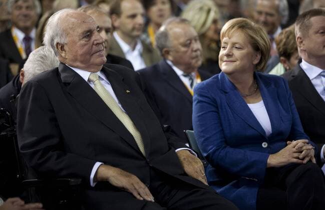 Deutschland, Berlin, Empfang anlässlich 20 Jahre Vereinigungsparteitag, mit einem Empfang wird die CDU Deutschlands an ihren Vereinigungsparteitag vor 20 Jahren in Hamburg erinnern. Mit Bundeskanzlerin Angela Merkel und Bundeskanzler a.D. Helmut Kohl, 01.10.2010