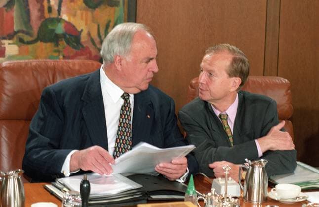 Bundeskanzler Helmut Kohl (li., Deutschland CDU) und Kanzleramtschef Friedrich Bohl (Deutschland CDU) in Bonn