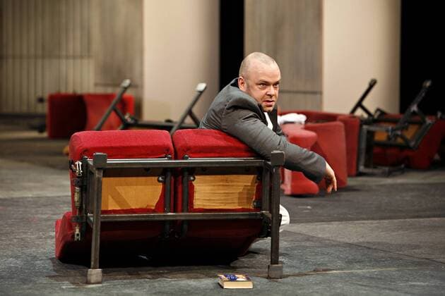 Gallinowski, Robert (Schauspieler). Hier: Als Gibril Farishta in Die satanischen Verse , Premiere am 30.03.2008 im Hans Otto Theater Potsdam. ©xDRAMA.