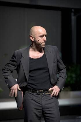 Walser, Sven (Schauspieler). Hier: Als Markus in Donna Davison , Premiere am 31.01.2009 in den Kammerspielen des Deutschen Theaters Berlin. ©xFreese drama-berlin.de