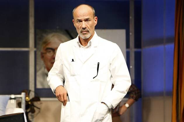 Lauterbach, Heiner (Schauspieler). Hier: Als Professor Meinunger in Doppelzimmer , Premiere am 04.02.2010 im Renaissance-Theater Berlin. ©xBraun drama-berlin.de