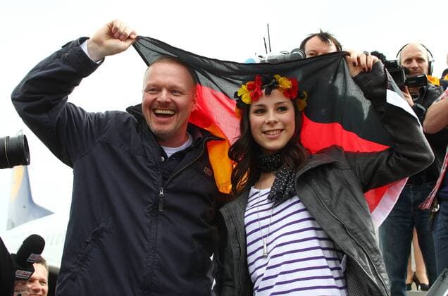 Ankunft der Eurovision Song Contest 2010 Gewinnerin Lena Meyer-Landrut am Flughafen Hannover, Stefan Raab und Lena mit einer Deutschlandfahne DeFodi001
