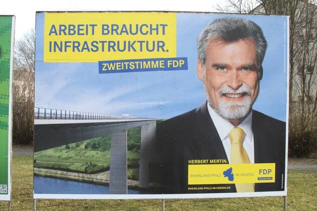 Plakate der F.D.P. - Freie Demokratische Partei zur Landtagswahl 2011 in Rheinland-Pfalz mit Spitzenkandidat Herbert Mertin, Arbeit braucht Infrastruktur Wahlplakat