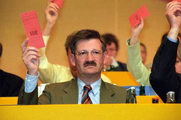 Hermann-Otto Solms (Deutschland FDP-Fraktionsvorsitzender im Deutschen Bundestag) bei der Stimmabgabe zur Wahl des Bundesvorsitzenden 48. Ordentlicher Bundesparteitag der FDP in Wiesbaden