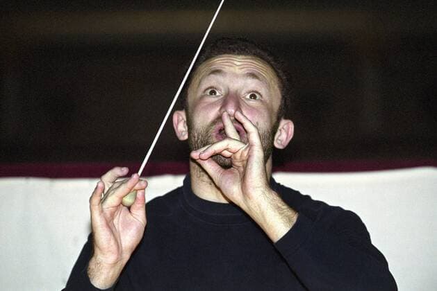 Petrenko, Kirill (Generalmusikdirektor der Komischen Oper Berlin). Hier: Am 23.04.2003 im Orchestergraben der Komischen Oper bei Proben zu Peter Grimes .