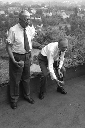 Bundeskanzler Konrad ADENAUER (links) und Oskar KOKOSCHKA (r.) spielen gemeinsam Boule Boccia im Park in Cadenabbia (Schweiz)