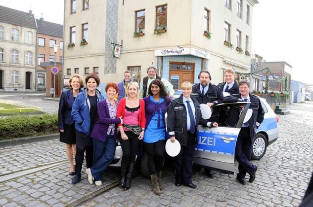 Gruppenbild mit u.a. Jochen Schroeder Andreas Windhuis, Tanja Szewczenko, Alexander Koll, Lotti und Hildegard Krekel, Samy Orfgen und Liz Baffoe Susanne Seidler, Claus Janzen, Giovanni Luzi posieren in Polizeiuniform beim Fototermin in der Kulisse der WDR Serie Die Anrheiner am 23.02.2011 in Köln. - Mit Ein Fall für die Anrheiner wird das Erfolgskonzept der Serie weiterentwickelt. Am 1. Mai zieht eine Polizeiwache mit neuen Schauspielern ein.