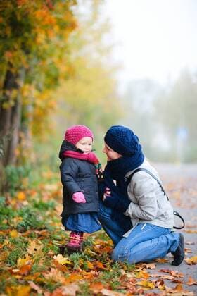Mutter am Straßenrand mit ihrer Tochter an einem nebeligen Herbsttag - McPHOTOx xShalamov !MODEL RELEASED!