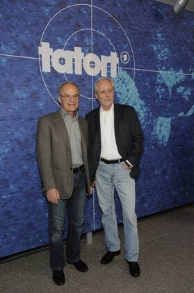 Die Schauspieler Knut Hinz (l-r) Joachim Hermann Luger posieren am 22.11.2010 vor der Fotowand mit Tatort Logo nach der Aufzeichnung der ARD Show Das grosse Tatort Quiz - die grosse Jubiläumsshow und feiern 40 Jahre Tatort in Köln