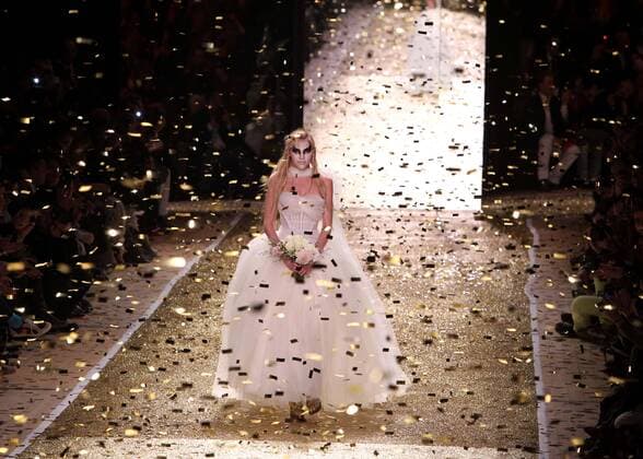 Paris, March 5 (Xinhua) -- A model presents a creation from the Vivienne Westwood Fall-Winter 2011 2012 women s ready-to-wear fashion collection during Paris Fashion Week, in Paris, France, March 4, 2011. (Xinhua Gao Jing) (jl) FRANCE-PARIS-FASHION-VIVIENNE WESTWOOD 