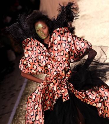 Paris, March 5 (Xinhua) -- A model presents a creation from the Vivienne Westwood Fall-Winter 2011 2012 women s ready-to-wear fashion collection during Paris Fashion Week, in Paris, France, March 4, 2011. (Xinhua Gao Jing) (jl) FRANCE-PARIS-FASHION-VIVIENNE WESTWOOD 