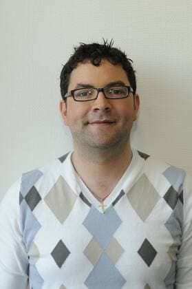 Der an Multiple Sklerose erkrankte Schriftsteller Maximilian Dorner schreibt über sein Leben als Behinderter. Gerade ist sein jüngstes Buch Ich schäme mich – ein Selbstversuch erschienen. aufgenommen am 11.04.2010 in Köln Maximilian Dorner studierte Dramaturgie in München und arbeitet seither als Regisseur, Lektor und Autor. 2006 wurde bei ihm die Nervenkrankheit Multiple Sklerose diagnostiziert. Der kaum bezwingbare Dämon hat ihm einen Teil seiner körperlichen Autonomie geraubt. Über das Leben mit der Behinderung hat der 36-Jährige drei Bücher geschrieben – witzig, tabulos und voller Selbstironie. Das jüngste erschien Anfang 2010