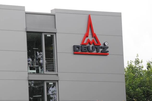Eingang und Logo der Deutz AG in Köln Porz. Hier befindet sich der Hauptsitz der DEUTZ AG. Zugleich ist dies der zentrale Forschungs- und Entwicklungsstandort für die Kompaktmotoren von DEUTZ.