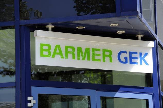 Eingang, Werbung und Logo der Krankenkasse Ersatzkasse Barmer GEK