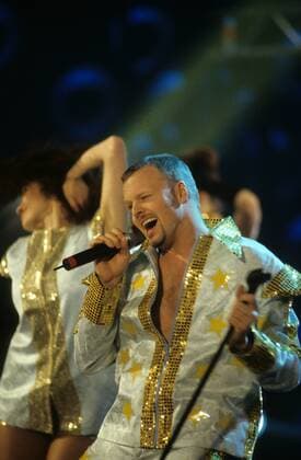 Stefan Raab live auf der Bühne mit seinem Lied für den Grand Prix 2000 Wadde Hadde Dudde Da