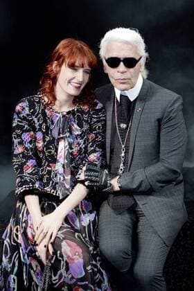 Karl Lagerfeld mit Florence Welch bei seiner Chanel Fashionshow im Rahmen der Fashionweek Paris Herbst Winter 2012 in Paris am 08.03.2011 Paris Fashion Week Fall Winter 2012 - Chanel 