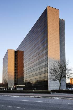 Architektur von Arne Jacobsen Vattenfall-Haus am Überseering in der City Nord in Winterhude, Hamburg, Deutschland, Europa iblcof01859747