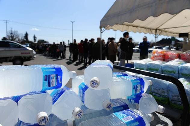 (110312) -- FUKUSHIMA, March 12, 2011 (Xinhua) -- People wait to buy daily necessities outside a supermarket in Fukushima, Japan, March 12, 2011. A latest National Police Agency tally said that 185 people were killed and 708 others were missing following the 8.8-magnitude earthquake that struck northeastern and eastern Japan and triggered a massive tsunami on Friday. (Xinhua Ji Chunpeng) (lmz) JAPAN-QUAKE 