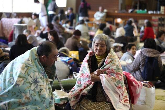 MIYAKO, March 13, 2011 (Xinhua) -- Residents rest at a temporary shelter in Miyako of Iwate, Japan, March 13, 2011. The earthquake and the ensuing tsunami hit the city of Miyako on Friday, leaving 41 people dead, 11 people injured and 628 others missing in Miyako, according to local government. (Xinhua Cheong Kam Ka) (djj) JAPAN-MIYAKO-QUAKE 