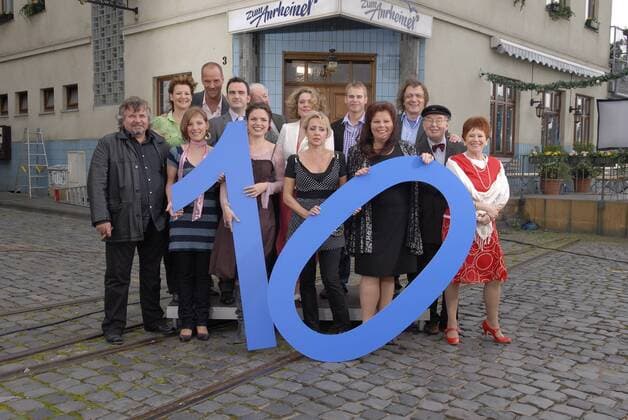 10 Jahre Anrheiner - Am Ostersonntag 2008 ist es genau 10 Jahre her dass die WDR Serie zum 1. Mal über den Bildschirm lief. Am 31.08.2007 wird die Jubiläumsfolge in Köln gedreht Hildegard Krekel (Uschi Schmitz), Ernst H. Hilbich (Jupp Adamski), Samy Orfgen (Lisa Pawelczik), Lotti Krekel (Trudi), Tommy Engel (Jaco), Maik Stephan Behrendt (Alex), René Toussaint (Mathes Krings), Ludger Burmann (Darius Pawelczik), Susanne Seidler (Lydia von Bebenberg), Constance Craemer (Bea Krings), Sonia Serrano (Stella), Ivan Robert (Passlack), Tanja Schmitz (Britta Oberländer), Johannes Steck (Dr. Patrick Steinmann), Anna Cieplinski (Lara König) sowie Jo Betzing (Flaschenkarl).