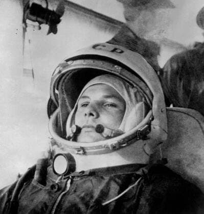 Yuri Gagarin an Bord der Wostok 1 kurz vor seinem ersten Raumflug. 