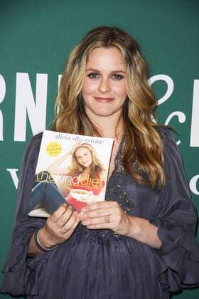 Alicia Silverstone, die 34jährige Schauspielerin bei der Autogrammstunde zu ihrem Buch The Kind Diet (biografischer Ratgeber über ethisch und ökologisch gesundes Essen) am 15.3.2011 in Los Angeles Alicia Silverstone- Lesung und Autogrammstunde in LA, 2011 
