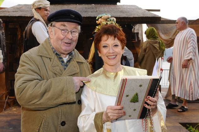 Lotti Krekel , Ernst H. Hilbich Die Anrainer feiern Weihnachten mitten im Sommer mit eine lebendigen Krippe bestehend aus den Darstellern Weihnachtsfolge wird am Sonntag, 21. Dezember 2008, unter dem Titel Oh Tannenbaum im WDR Fernsehen zu sehen sein