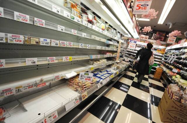 (110317) -- TOKYO, March 17, 2011 (Xinhua) -- People select goods beside empty shelves used to put instant food in Tokyo, March 17, 2011. Instant food supplies in many stores in Tokyo see great shortage after last Friday s devastated earthquake. (Xinhua Huang Xiaoyong) (zx) JAPAN-TOKYO-EARTHQUAKE-AFTERMATHS 