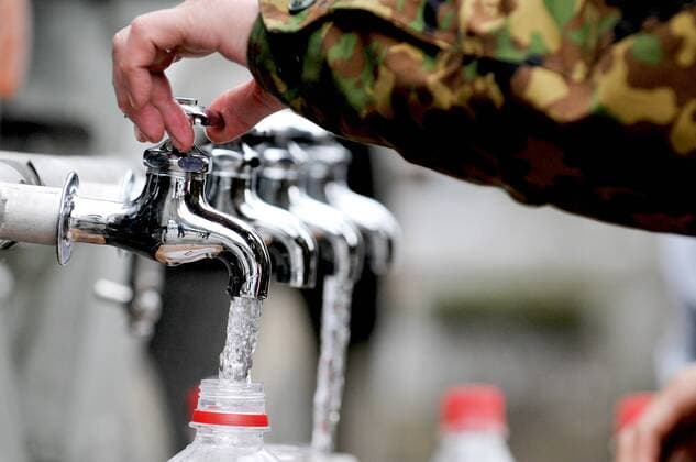 Members of Japan Ground Self-Defense Force supply with water for victims of the earthquake and tsunami that devastated the country, at the city office of Ofunato, Iwate prefecture, Japan, on March 17, 2011.  TKP2011031719
