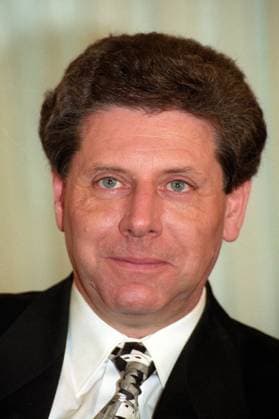 Bauminister Eduard Oswald (Deutschland CSU) in seinem Büro in Bonn