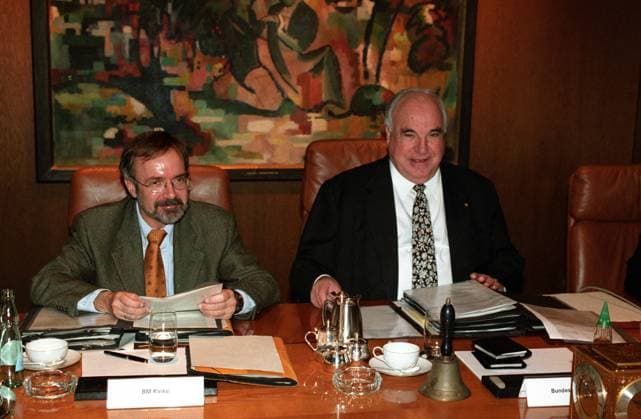 Bundeskanzler Helmut Kohl (re., Deutschland CDU) neben Werner Hoyer (Deutschland FDP Staatssekretär im Außenministerium) während einer Kabinettssitzung in Bonn