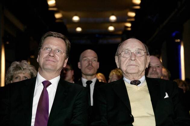 Bundesaußenminister Guido Westerwelle (li.) und Hans-Dietrich Genscher (FDP) - Wahlkampfabschluss der FDP zur Landtagswahl in Sachsen Anhalt im Kulturwerk Fichte in Magdeburg