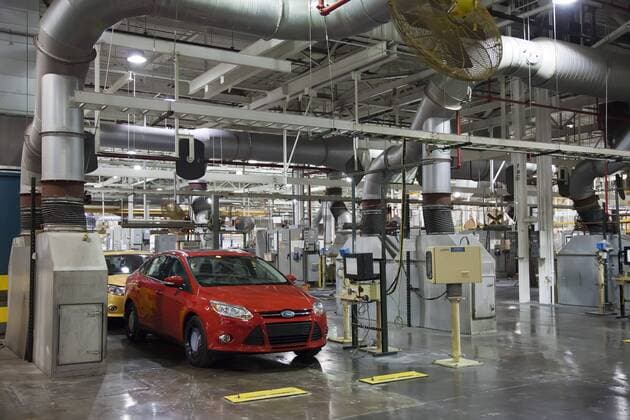 2012er Ford Focus wird auf dem Rollenprüfstand getestet, Ford Motor Co. s Michigan Montagewerk, Wayne, Michigan, USA, Amerika iblwes01870640