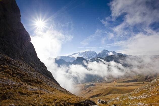 Aufstieg zum Piz Boe auf dem Klettersteig Piazzetta, hinten die Marmolata, Dolomiten, Südtirol, Italien, Europa iblles01869462