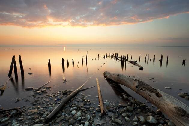 Lichtimpressionen Abendstimmung mit Bootsanleger und Eis auf dem Bodensee bei Allensbach, Baden-Württemberg, Deutschland, Europa iblsta01864846